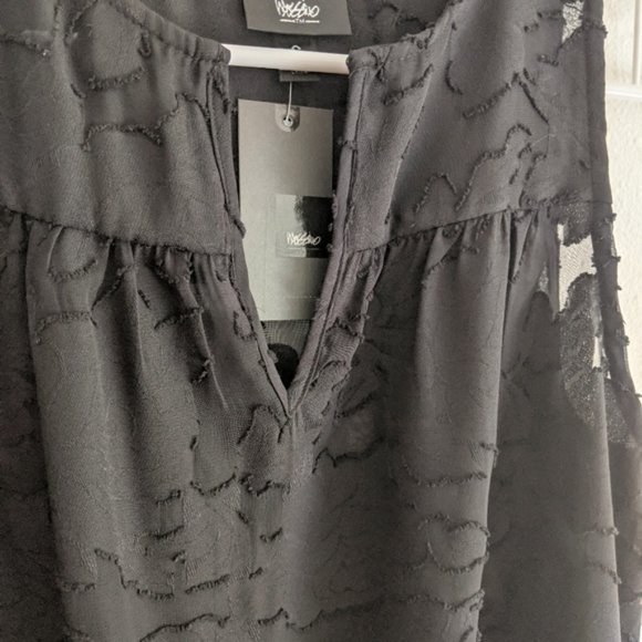 NWT Romantic Delicate Floral Embellished Back Top - Picture 4 of 4